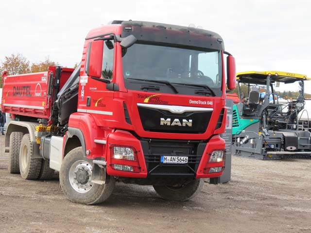 Lo nunca visto en un dumper, un MAN TGS con tercer eje directriz y elevable y tracción en los otros dos ejes.